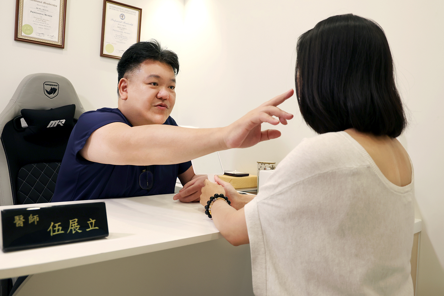 伍展立醫師為顧客進行臉部結構觀察與諮詢