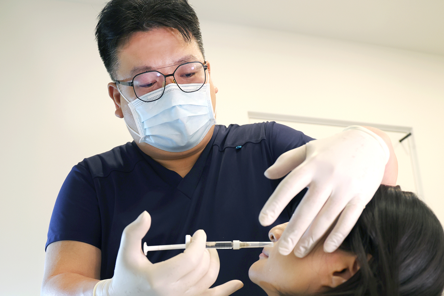伍展立醫師進行專業醫美療程操作